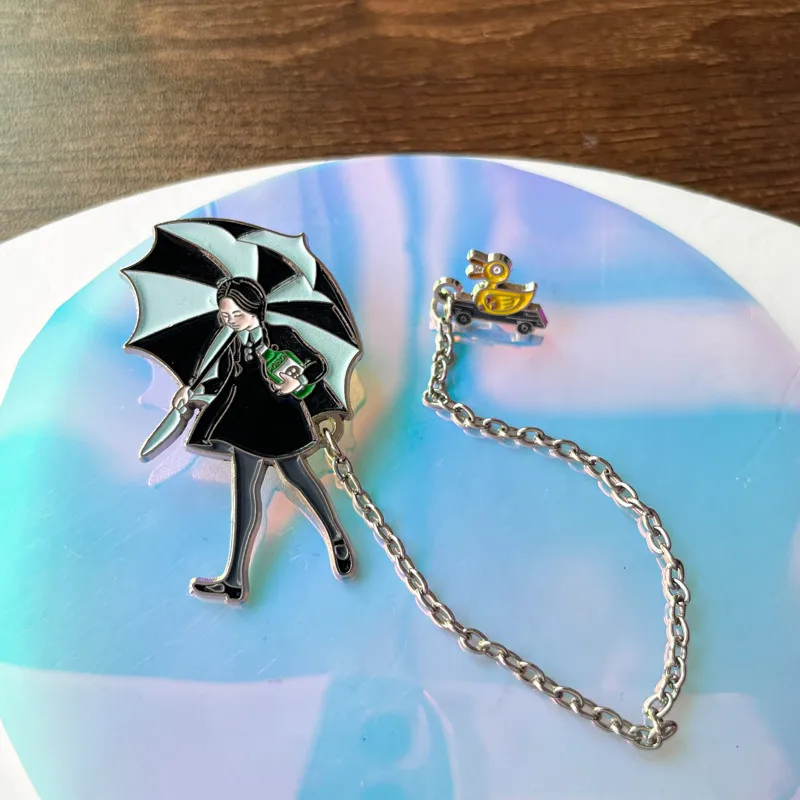 الكرتون سلسلة ربط الفن المينا بروش لطيف فتاة صغيرة مع مظلة ظهره شارة التلبيب دبابيس مجوهرات هدايا للرجال النساء