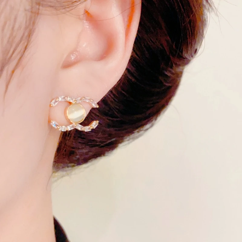 

Exquisite and Fashionable Anti-allergy Earrings, Zircon Letter Inlaid Cat's Eye Stone Design, French Retro Women's Earrings