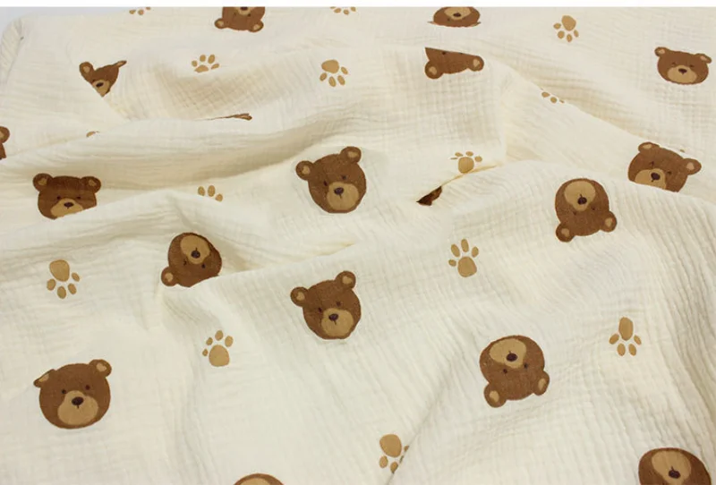 100X135cm الدب المطبوعة القطن كريب النسيج بواسطة متر DIY بها بنفسك الخياطة خليط ملابس الطفل منامة سادات المنسوجات المنزلية بطانية