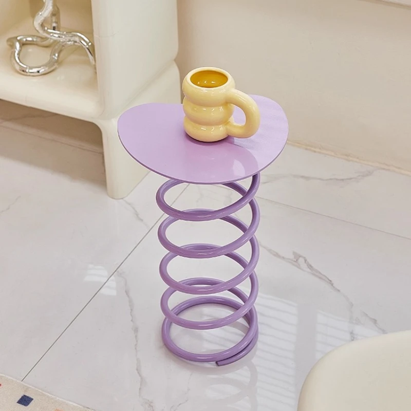 حافة الربيع الإبداعية لمشاهير الإنترنت عدد قليل من غرف النوم بجانب السرير البسيط وعدد قليل من غرف المعيشة المنزلية الاسكندنافية