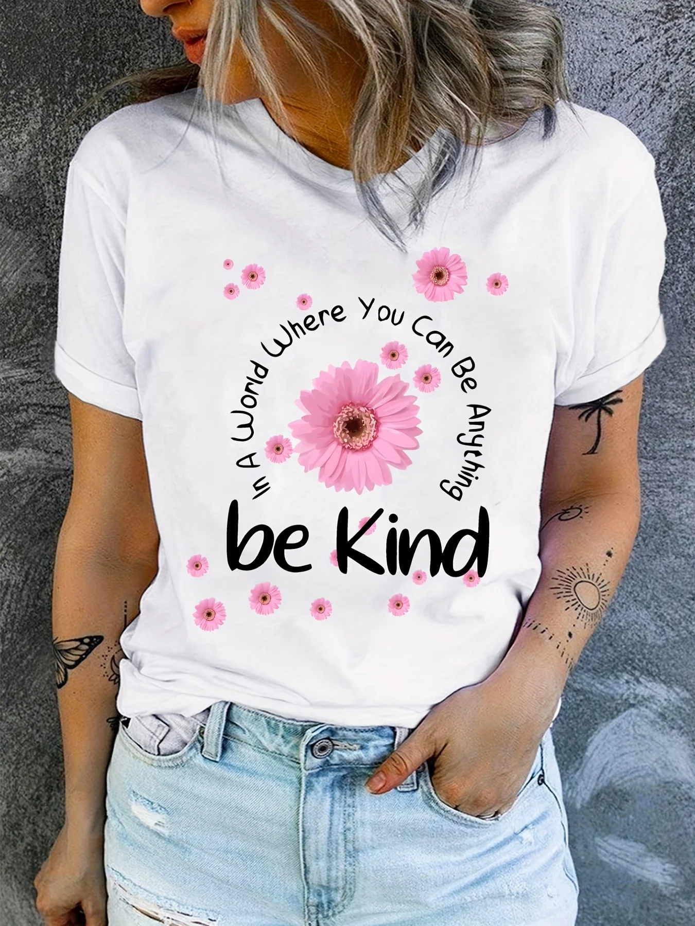 T-Shirt mit Blumen-Buchstaben-Print, lässiges Rundhals-Kurzarm-T-Shirt „Be Kind“, Damenbekleidung, schlichtes Design, das den natürlichen Stil unterstreicht