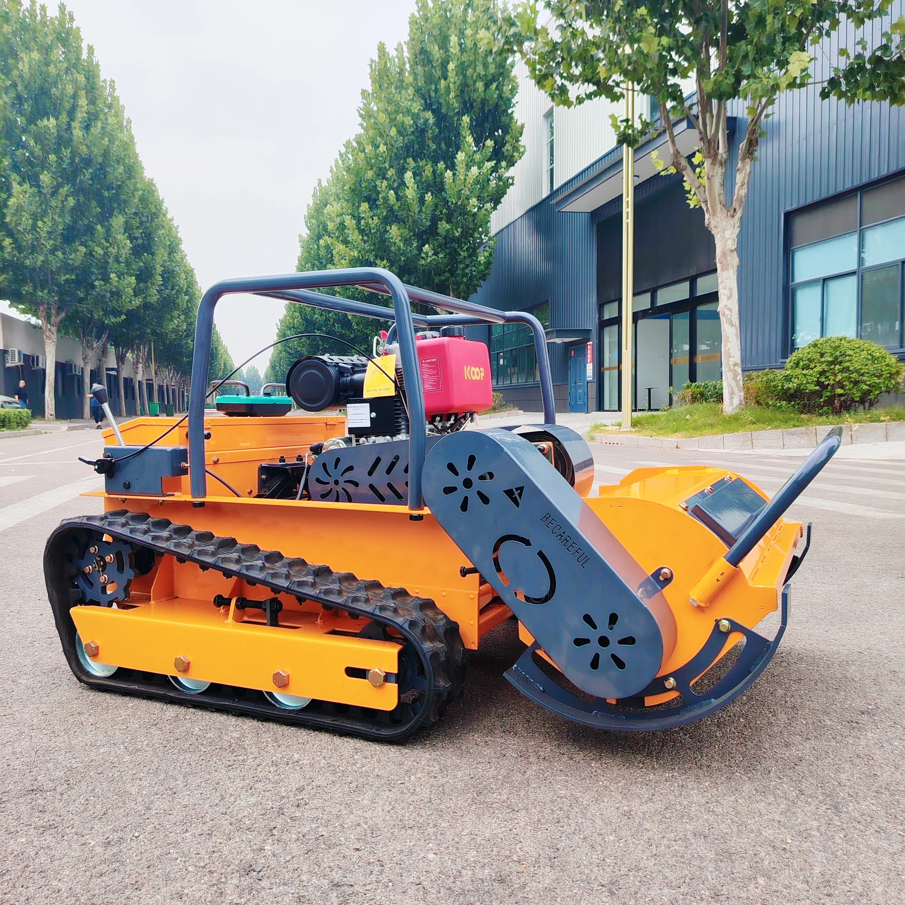 Multifunktionaler Rasenmäher, ferngesteuerter Rasenmäher, geeignet für den Rasenmähen im Hausgarten.