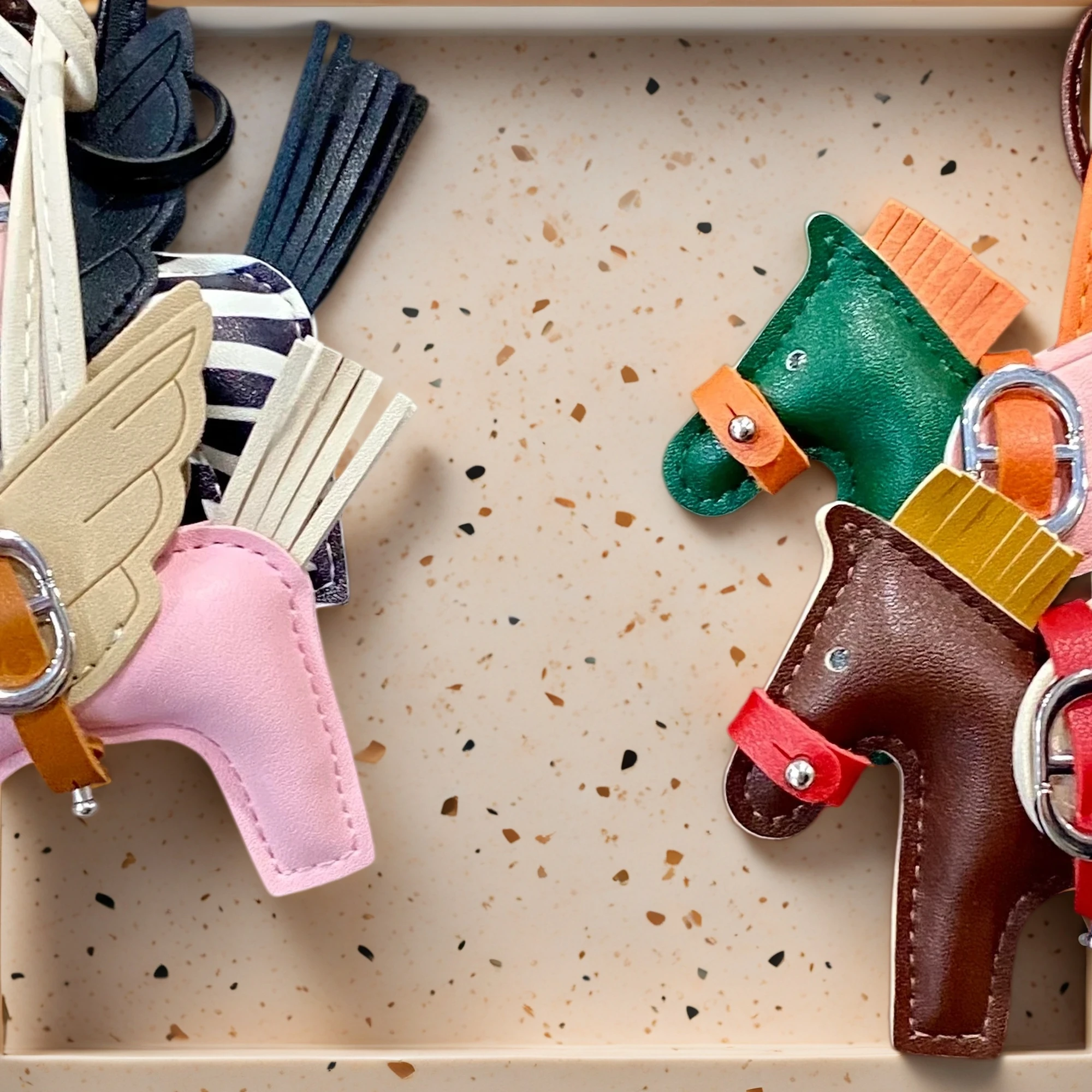 Eleganter Flügel-Pony-Taschenanhänger, handgenähter PU-Leder-Taschenanhänger, 2 Stile Maulkorb- & Zaumzeug-Pferde-Schlüsselanhänger, plüschgefüttertes Geschenk – Detail 11
