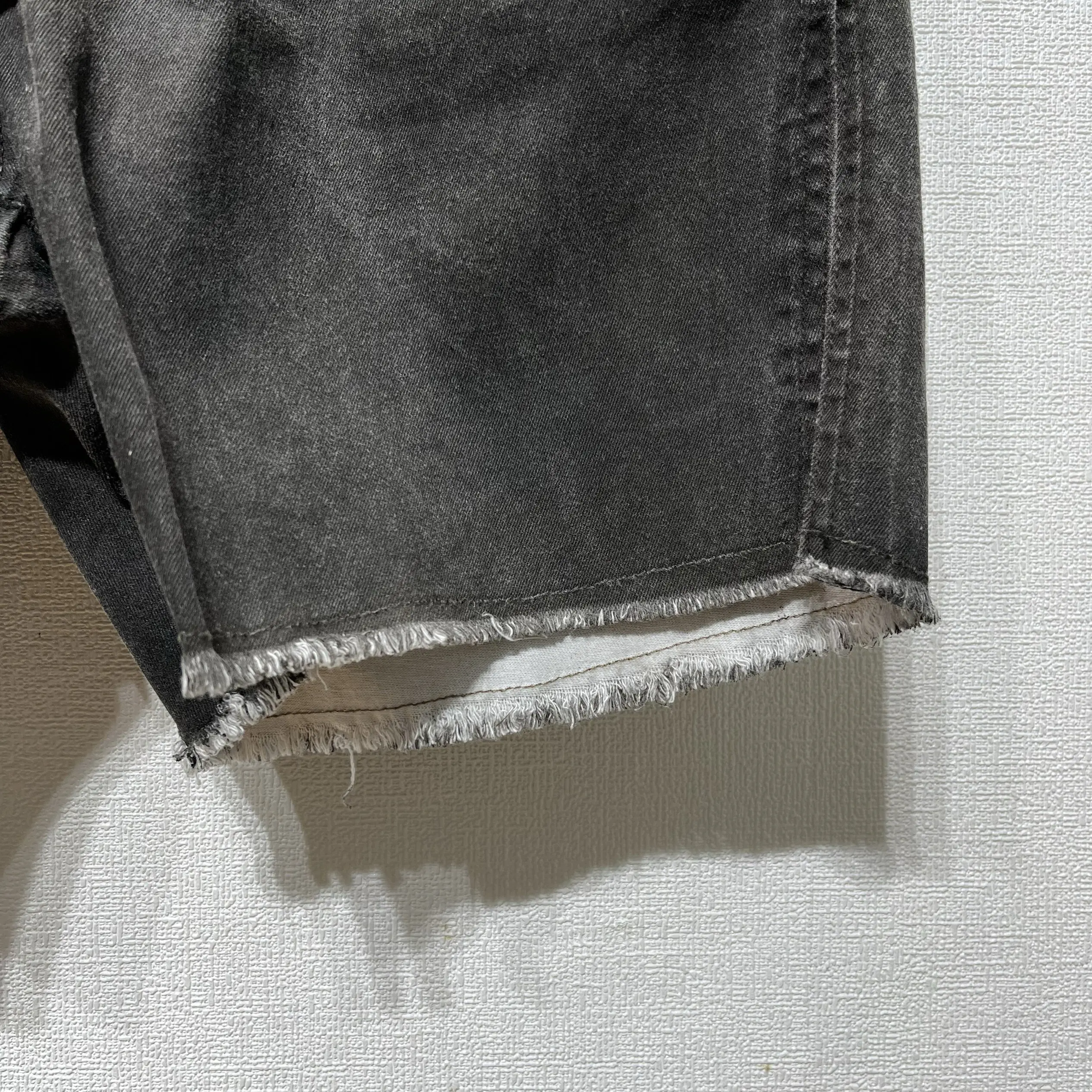 Men's Summer Dark R-Style Washed Distressed Casual Shorts, 5-Inch Inseam Mid-Length Denim Shorts for Men with Raw Hem Frayed Edg