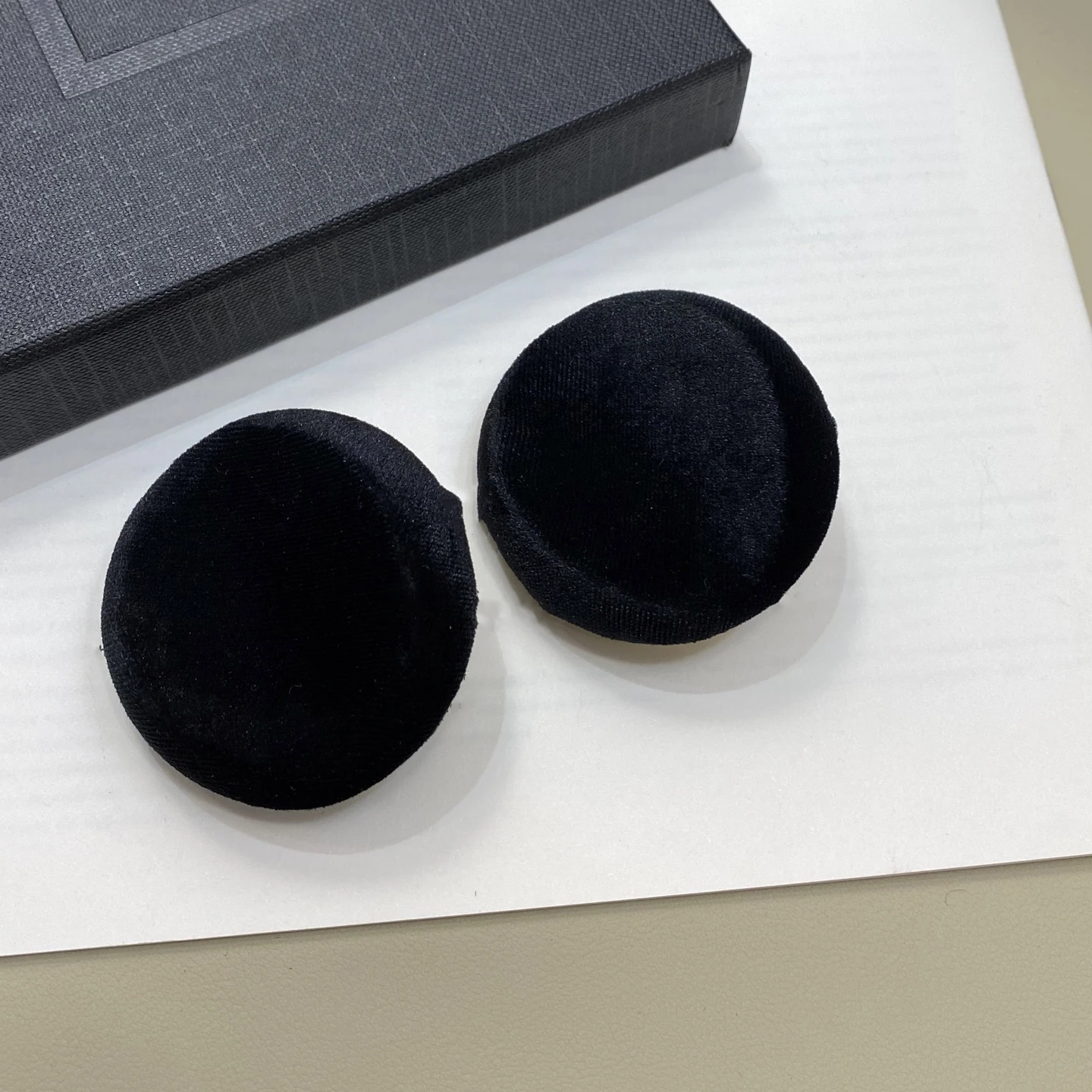 

2025 Designer Velvet Black Circular Large Ear Clip Luxury Earring Women Fashion Jewelry Runway Trend