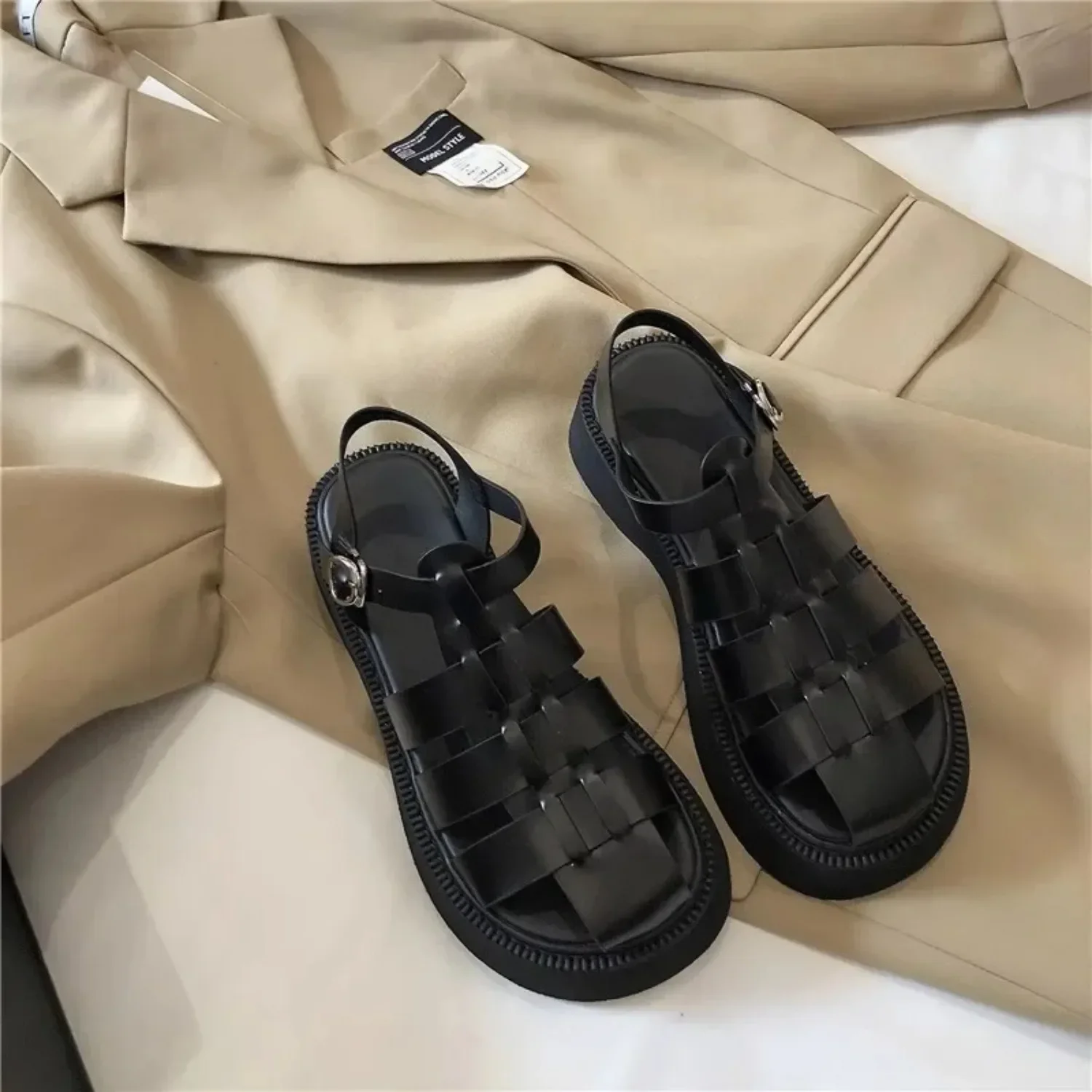 he New British Style Casual Muffin Thickt Roman Baotou Sandals Women Wear Sole Roman Shoes in The Spring of 2024