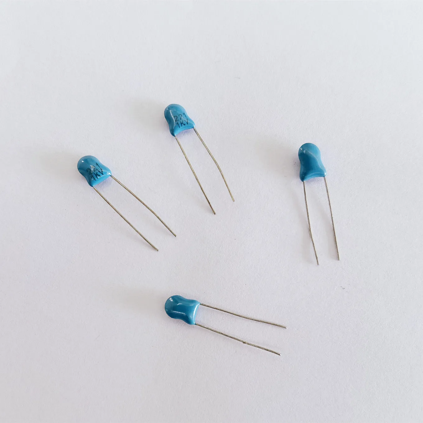 Original new 100% high voltage ceramic capacitor 1KV 221K pitch P=5MM blue 220PF 1000V 10% high voltage capacitor (Inductor)