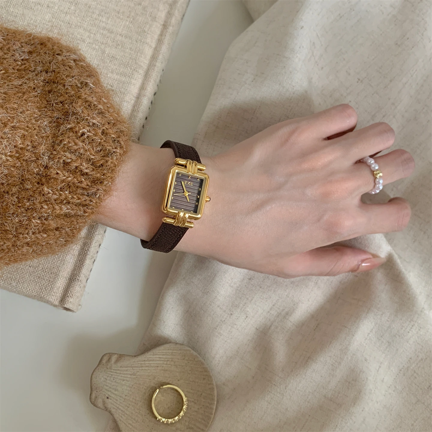 Golden T-shaped diamond watch with retro style for women, niche and exquisite student quartz watch