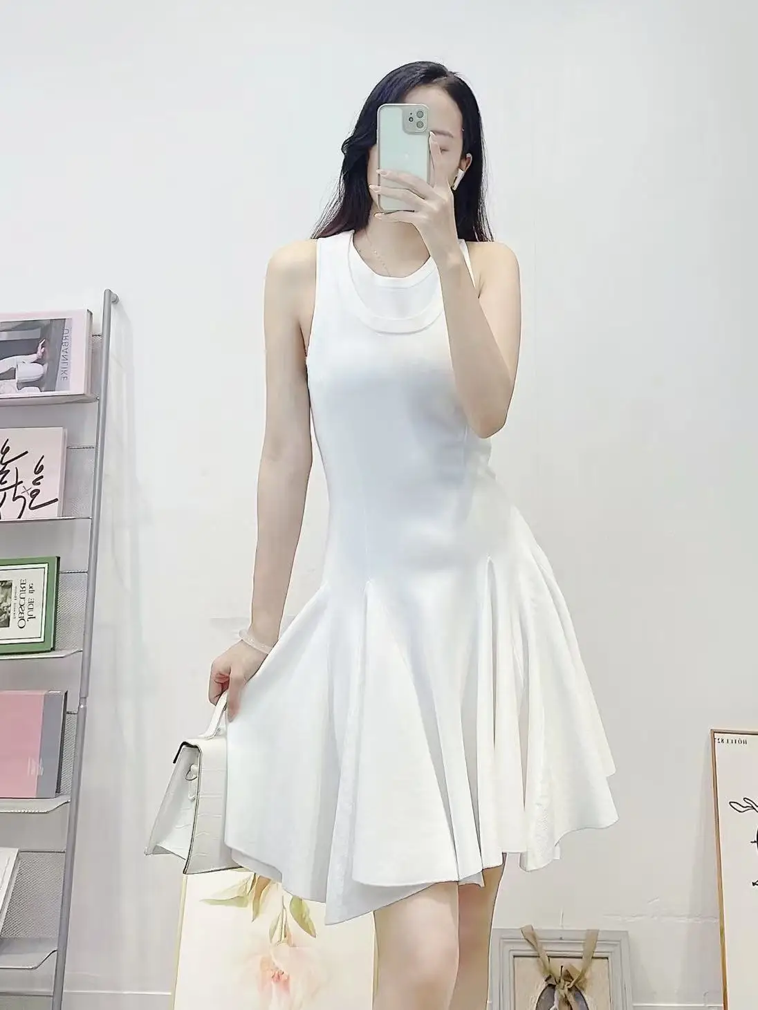 ชุดเดรสทรงเอ เรียบหรู อ่อนเยาว์ และกระชับสัดส่วน มันมีดีไซน์แขนกุดจับจีบหางปลา