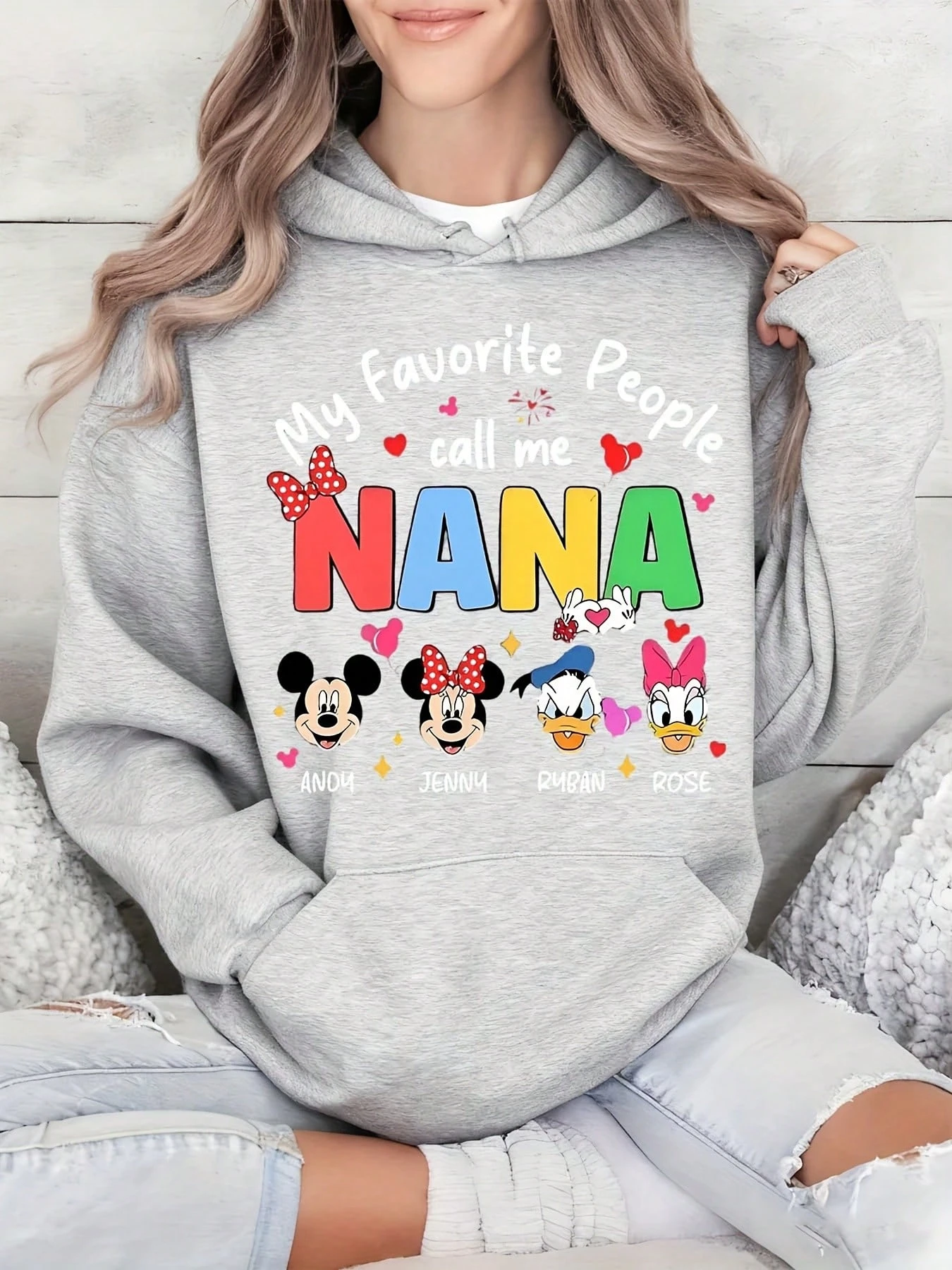 

Женская хлопковая флисовая толстовка с капюшоном Disney с изображением Микки и Минни Маус, светло-серого цвета, с принтом на лицевой стороне: Микки Маус, Дональд Дак, Дейзи Дак