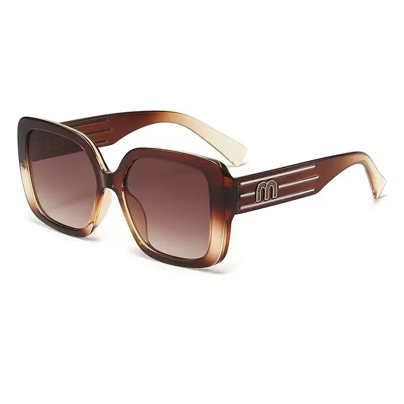 แว่นตากรอบสี่เหลี่ยมขนาดใหญ่ทันสมัย สไตล์เรียบง่าย พร้อมปลายขาแว่นตกแต่ง  ใส่ได้ทุกวัน เหมาะสำหรับถ่ายภาพแนวสตรีท