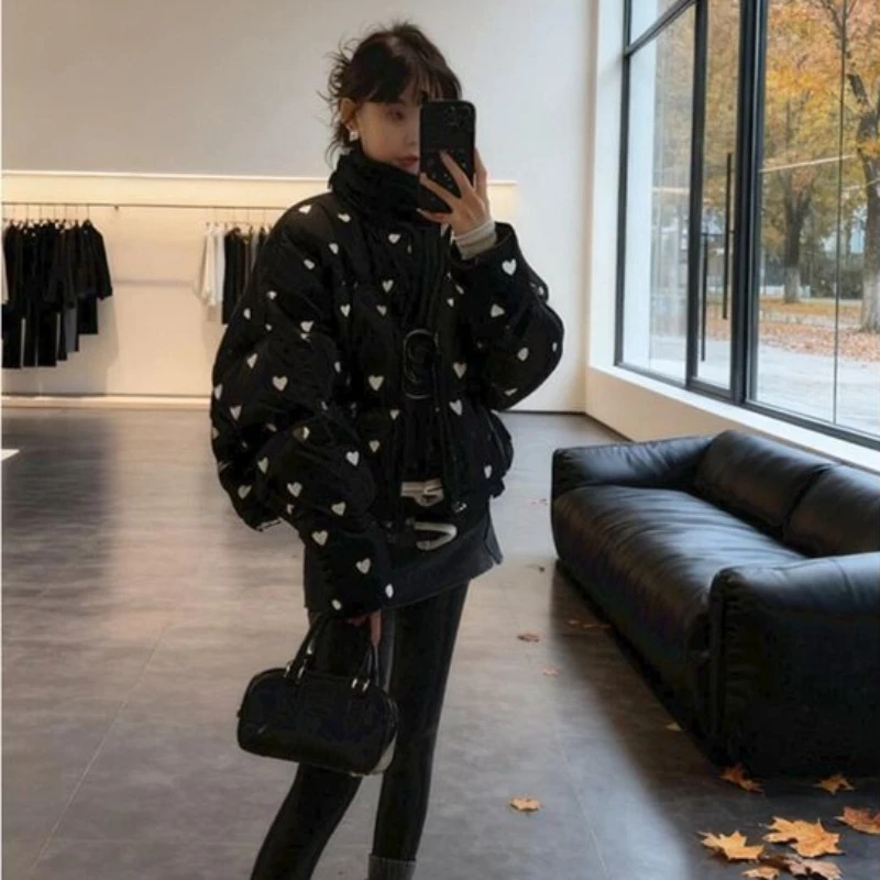 

Новая зимняя универсальная возрастная свободная универсальная куртка, корейская модная утолщенная теплая хлопковая одежда с воротником-стойкой и принтом любви