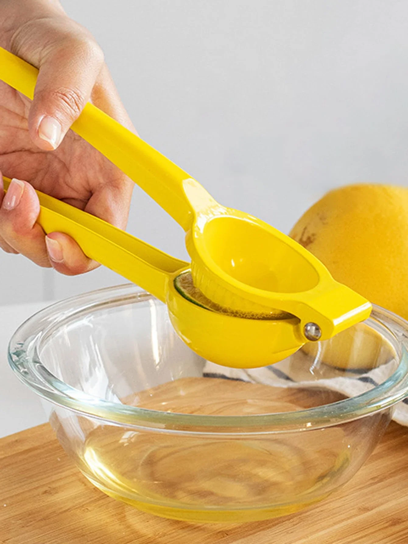 

1pc Lemon Squeezer Press, Hand Juicer Kitchen Tool