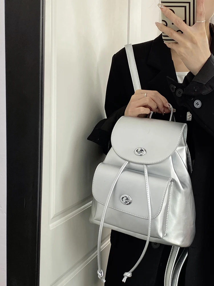 

Повседневная женская сумка для путешествий, большая сумка Capaci серебристого цвета, двойная сумка на плечо, несущая маленькая сумка из мягкого полиуретана...