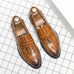 British Style Elegant Man Dress Shoes Crocodile Pattern Print Casual Shoes Men Leather Brown Loafers Men Slip-on Flat Monk Shoes