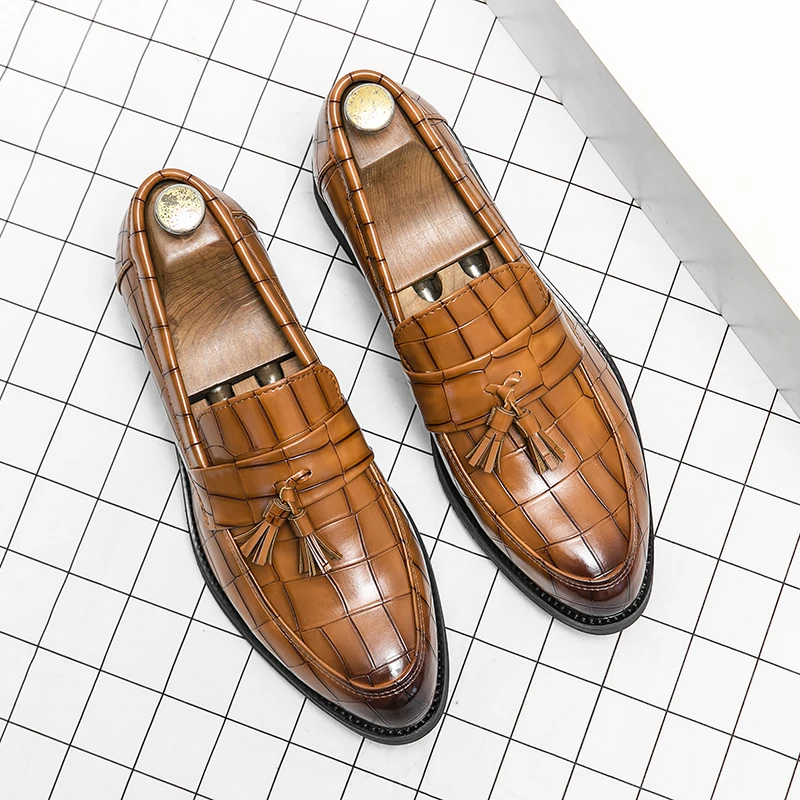 British Style Elegant Man Dress Shoes Crocodile Pattern Print Casual Shoes Men Leather Brown Loafers Men Slip-on Flat Monk Shoes