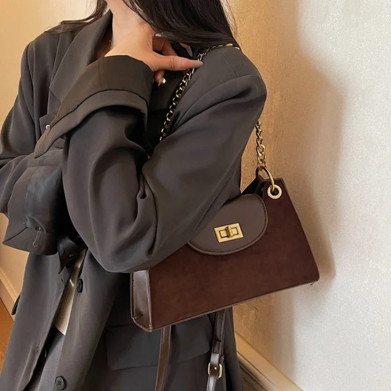 

Graceful Women's Messenger Bag With Velvet Leather Classic Chiang Mai Neat Lightweight Commuter Daily Design​