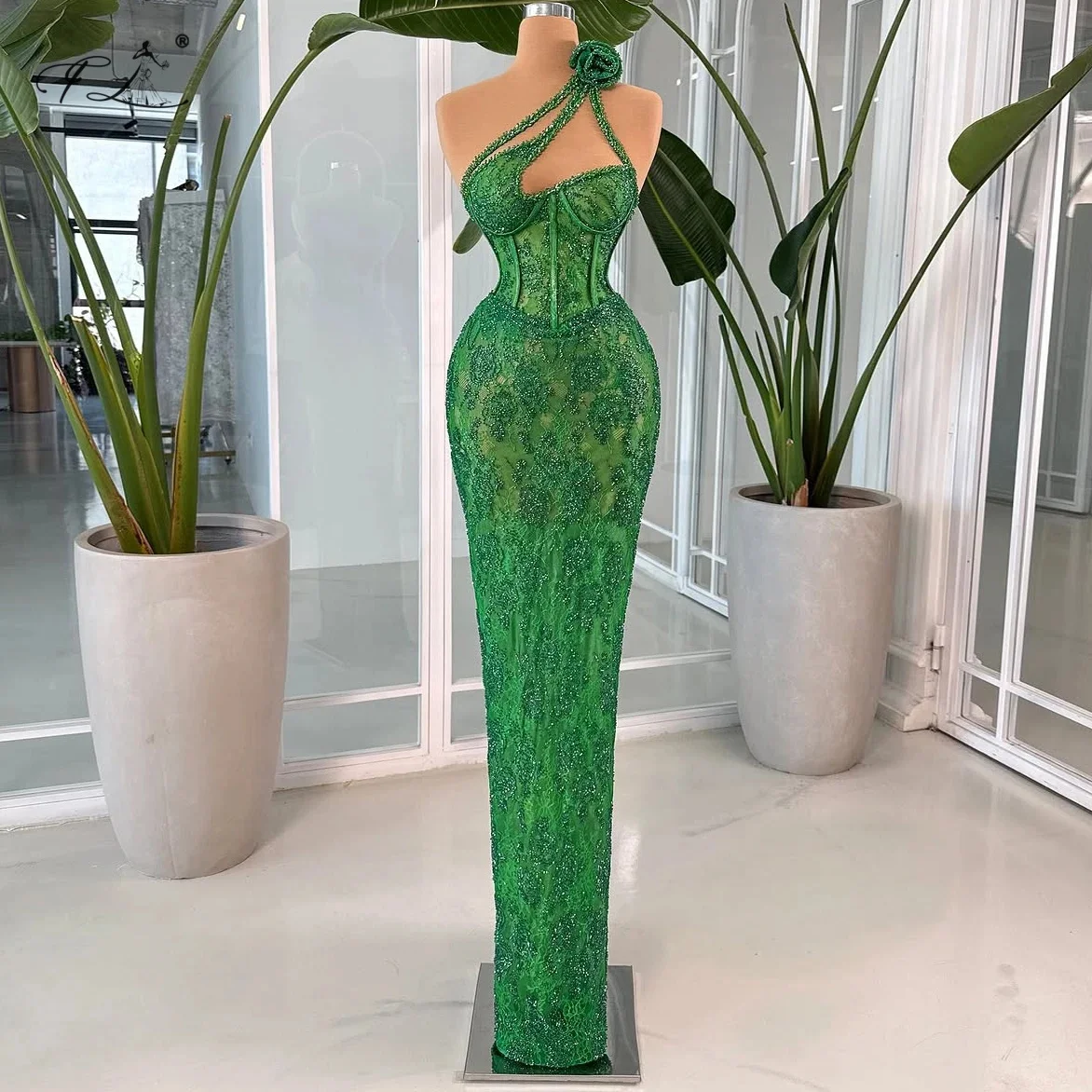 

2026 Neck Strap Evening Gown With Green Lace Embroidered Flower Beaded Mermaid Dress Prom Dresses Customizable