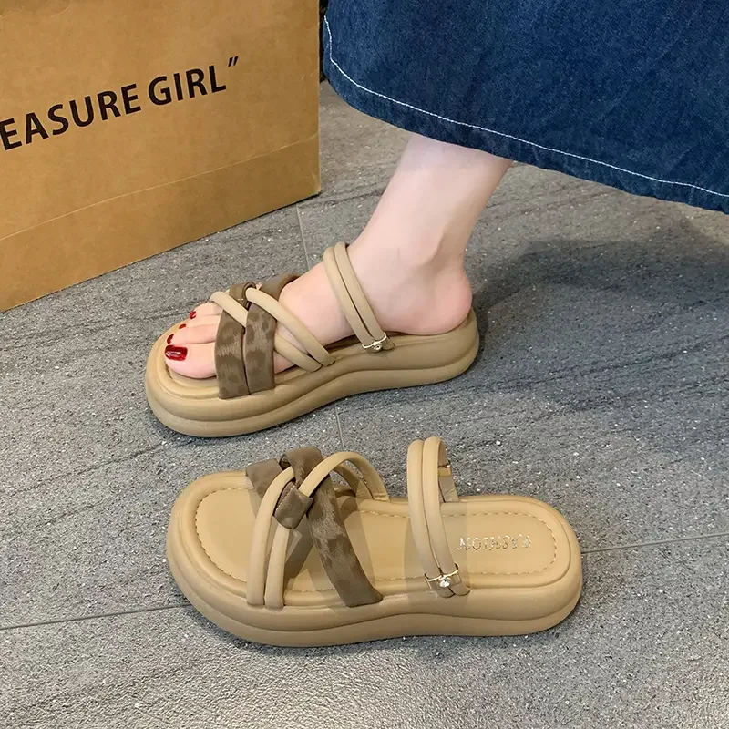 

Новый китайский стиль, нишевый дизайн, женские тапочки на толстой подошве летом 2023 года, в сочетании с юбками и пляжными тапочками