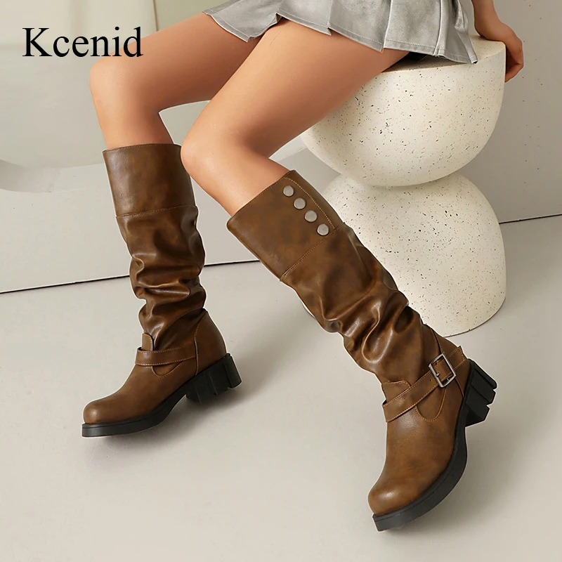 

Kcenid Comfort Винтажные женские ботинки с круглым носком на толстом каблуке, слипоны с пряжкой на ремне, металлический декор, зимние сапоги до колена для отдыха, размер 34-43