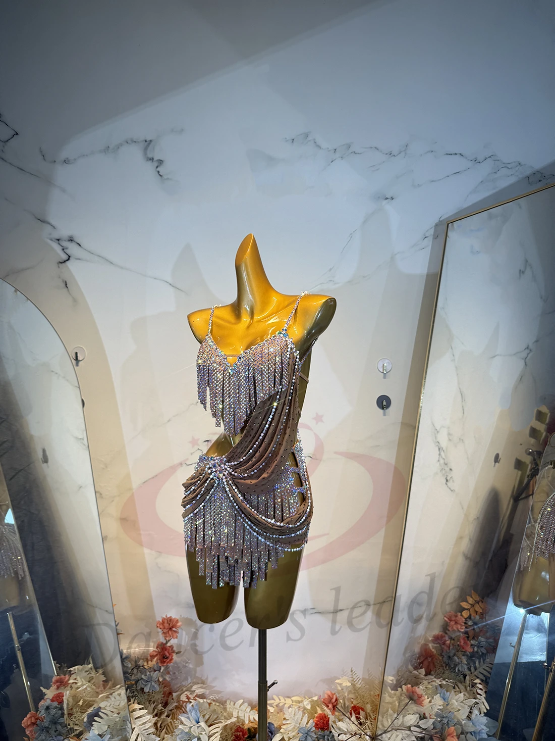 

Платье для латиноамериканских танцев для взрослых и детей, с камнями AB, высококачественное, на заказ, цвет «пустыня», с вырезами, для танго, женская одежда