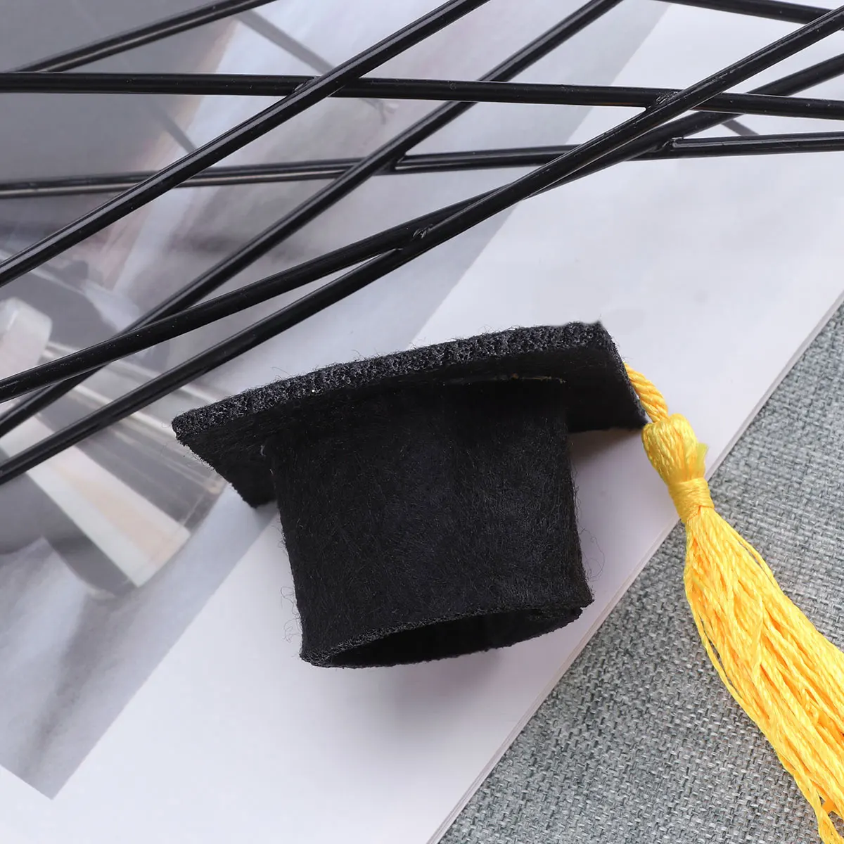 

Fashion Mini Doctorial Hat Yellow Tassel Wine Bottle Topper Decorative Cover for Christmas Wedding Holiday Party Table