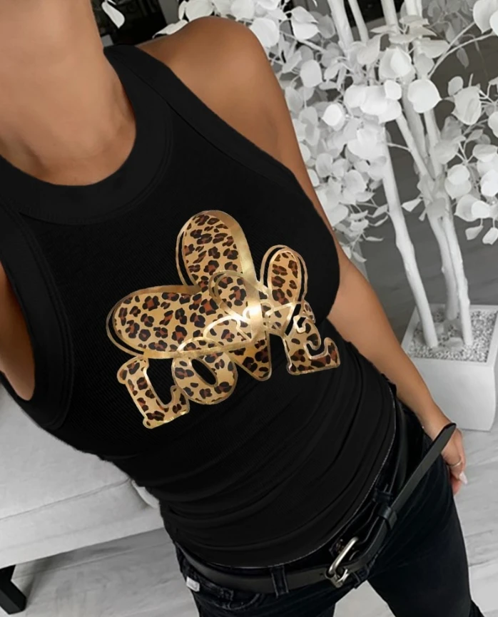 Top casual ajustado con cuello redondo y estampado de corazón de leopardo