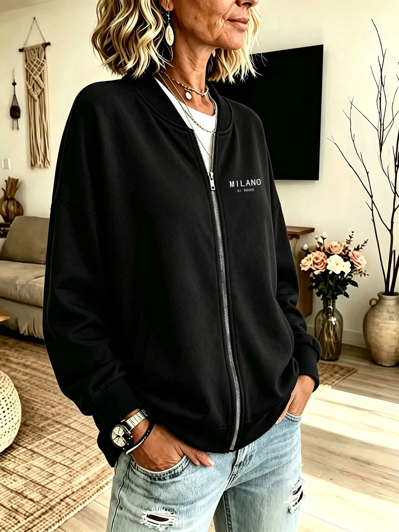 Italian-Style Light Luxury Milano Letter Pattern Print on Front and Back, Loose Oversized Long-Sleeve Jacket for Women, a Must-Have for Autumn and Winter, European and American Trendy Style for Couples, Regular Fit Long-Sleeve Jacket, Machine Washable, Durable and Wear-Resistant, Casual Versatile Item for Women, Slimming and Elegant, Suitable for High-End Restaurants, Practical and Beautiful Design with Stand-Up Collar and Zipper, Jacket for Women