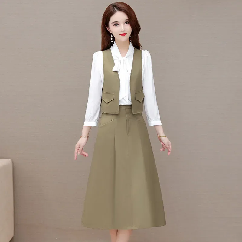 

Женский комплект из трех предметов: жилет, юбка миди и блузка. Элегантный деловой костюм для осени и зимы.