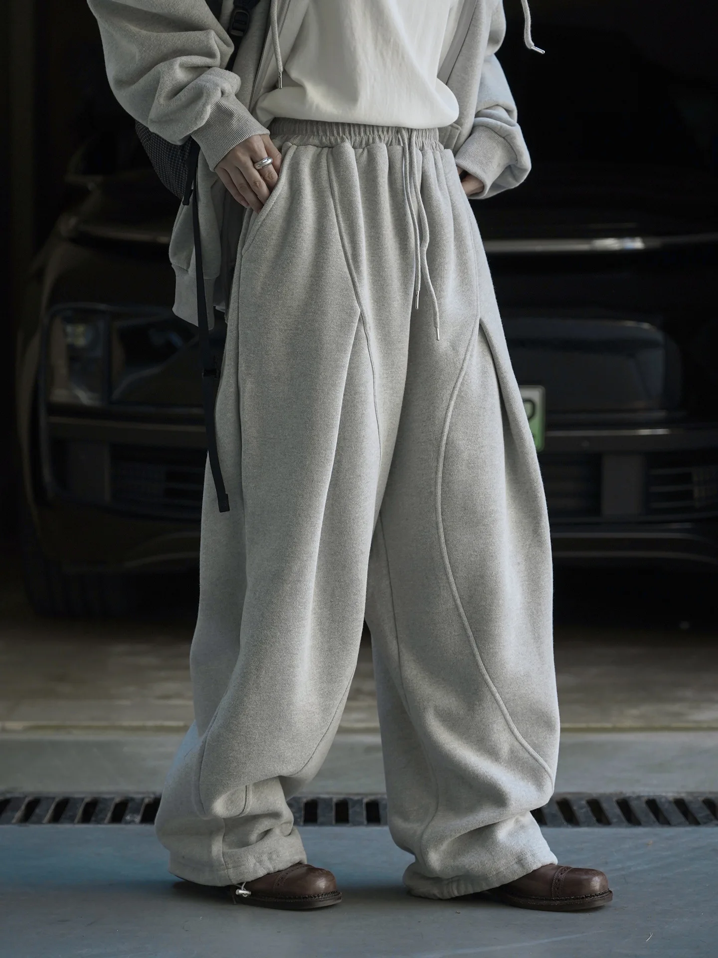 겨울 신상 한국 버전 심플한 신축성 있는 드로스트링 대칭 아치형 스플릿 캐주얼 팬츠 여성용 루즈 팬츠