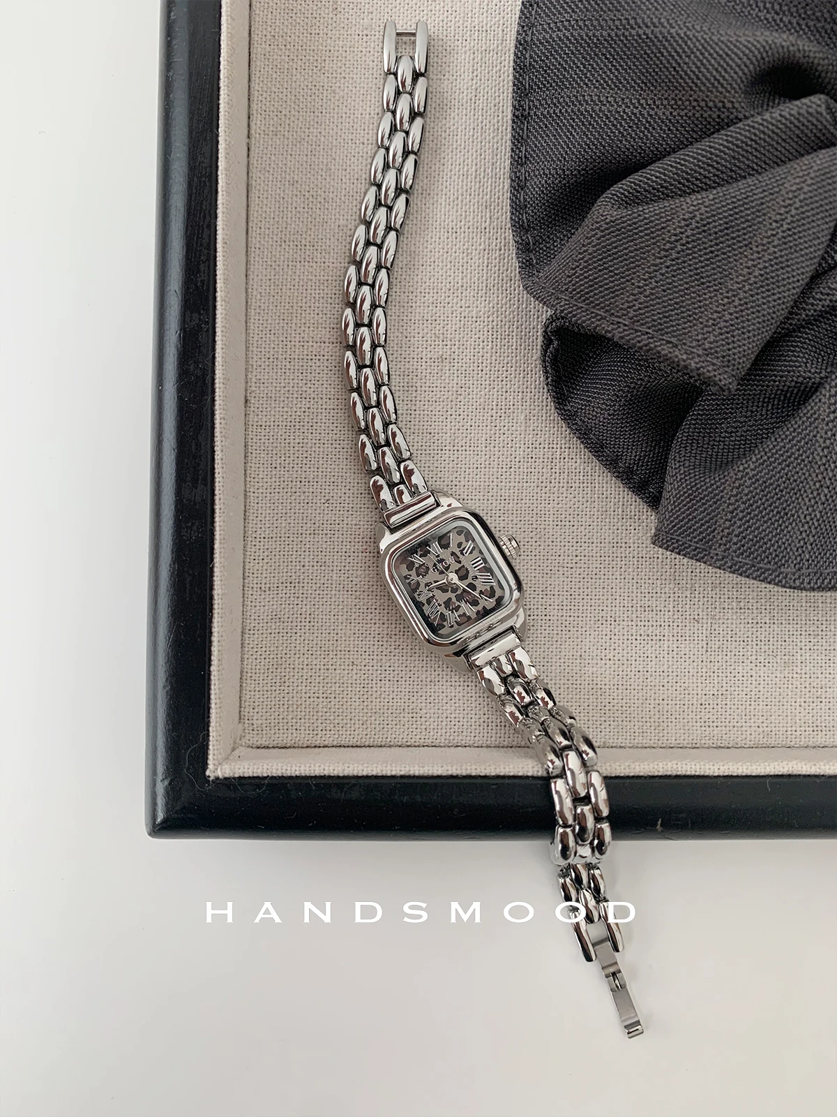 

Silver-gray leopard print square small dial fashionable and high-end trendy personality ladies quartz watch ladies accessories
