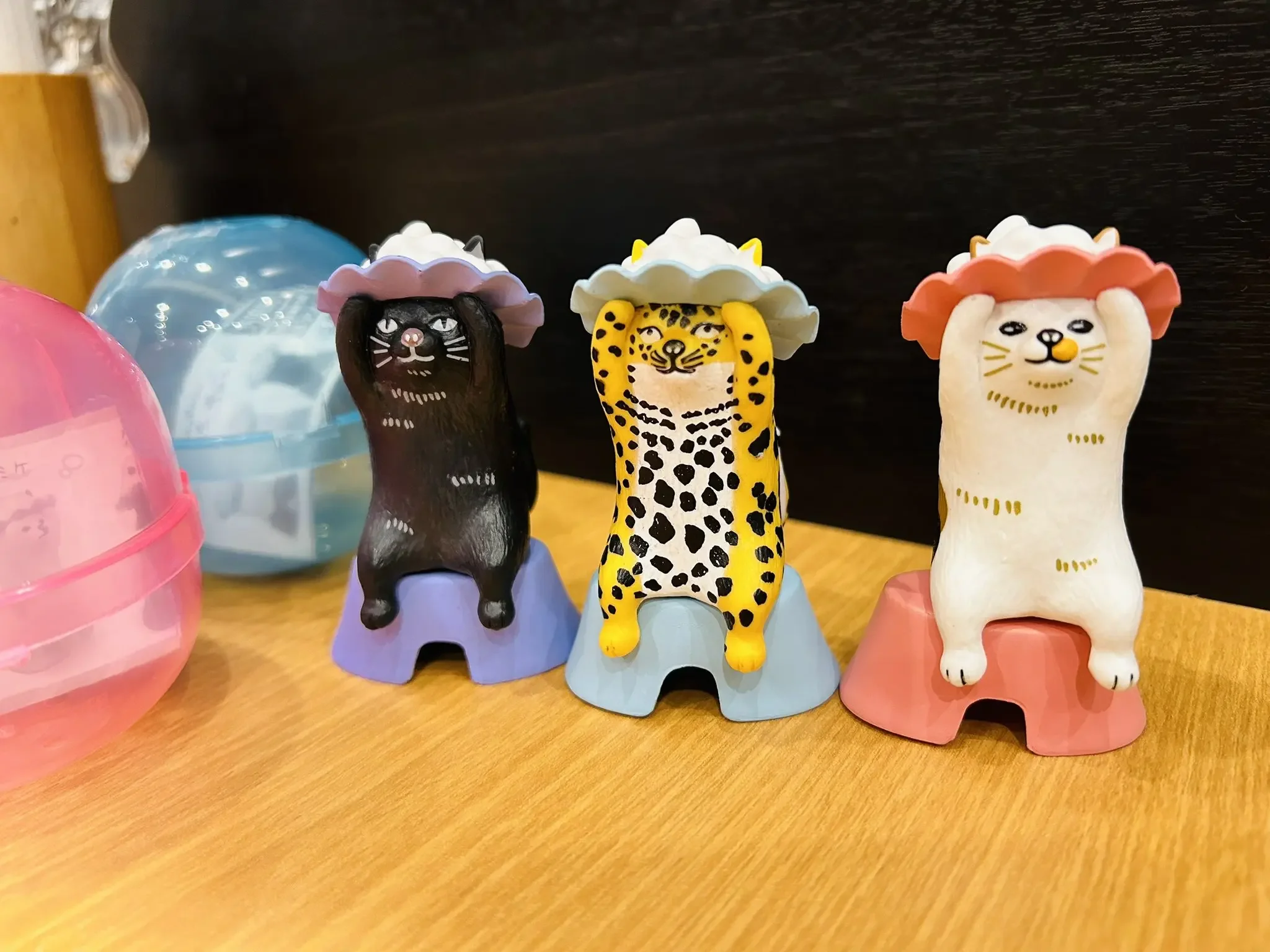 TakaraTomyArts capsule toys kawaii pokefasu shampoo hat cat Calico tabby Neko sitting on stool washing hair figures ornaments