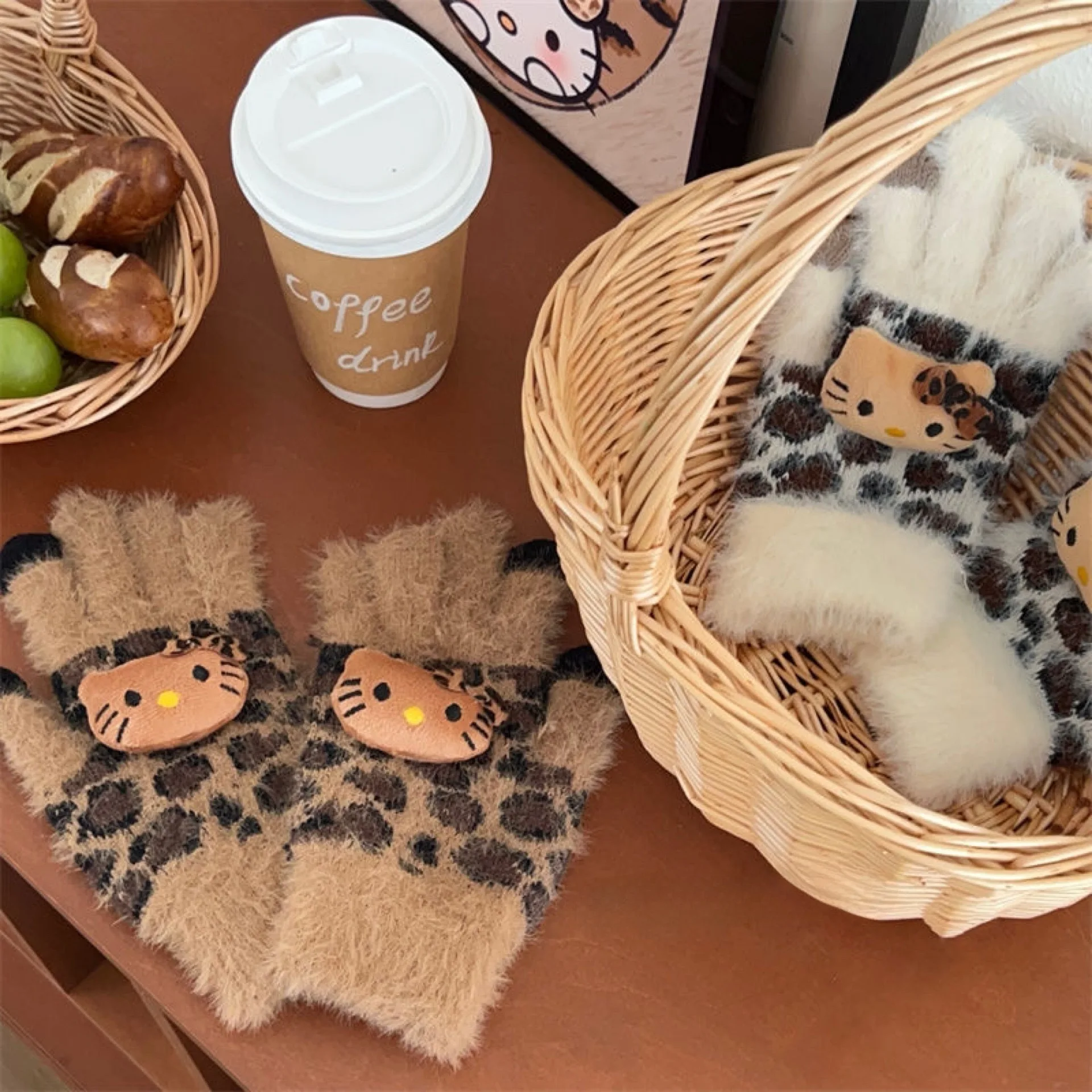 Sanrio Hello Kitty Leopard Pattern Series Plush Gloves Girl Winter Plush Gloves Student Riding Windproof Cold-proof Warm Glove