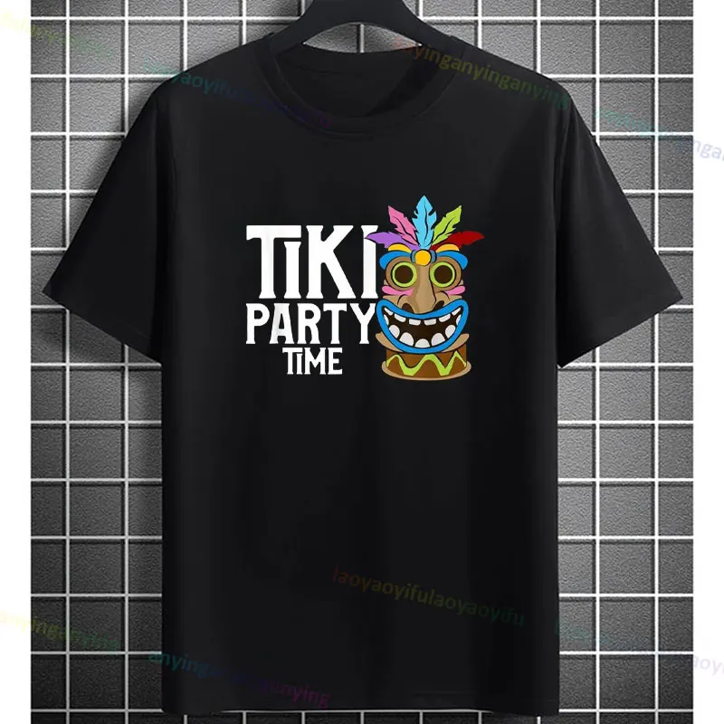 ตลก "Getting Freaky At The Tiki" ฮาวาย Luau กราฟิก TShirt อารมณ์ขันสไตล์ลําลองสีดําผ้าฝ้ายแขนสั้น TEE streetwear