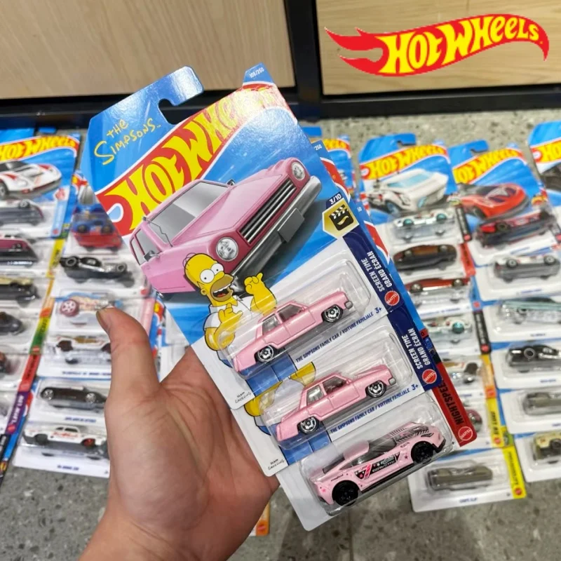

Горячая новинка: Оригинальная коллекционная модель Hot Wheels 1/64 «Розовый автомобиль семьи Симпсонов» из сплава, серия 2026 E C4982, для мальчиков