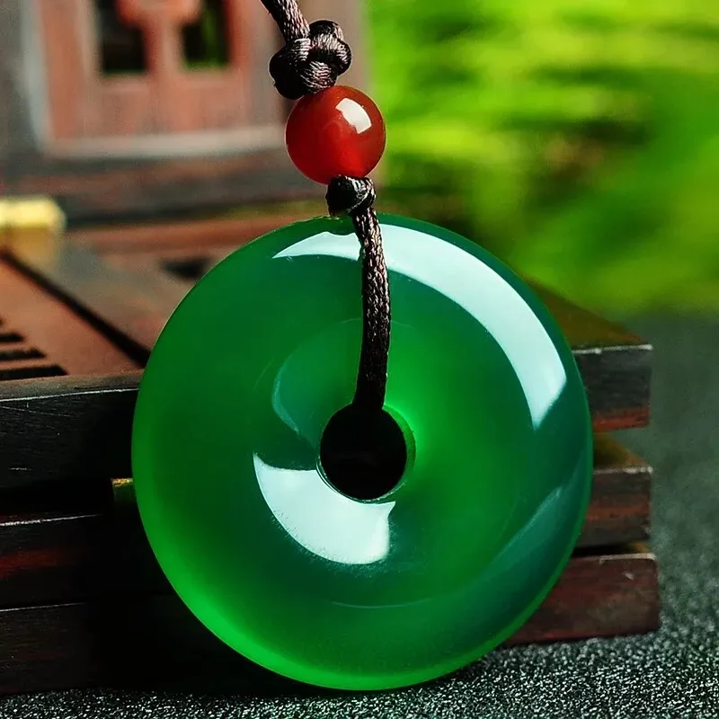 

Natural green agate peace pendant for men and women, symbolizing completeness and completeness, is a gift for family members