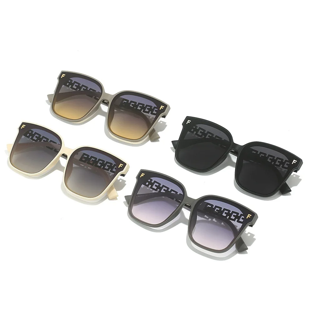 Men\'s and Women\'s Retro Sunglasses with UV Protection, New Square Frame Design, Letter Pattern, Hollow Out Temple (DS-3022)