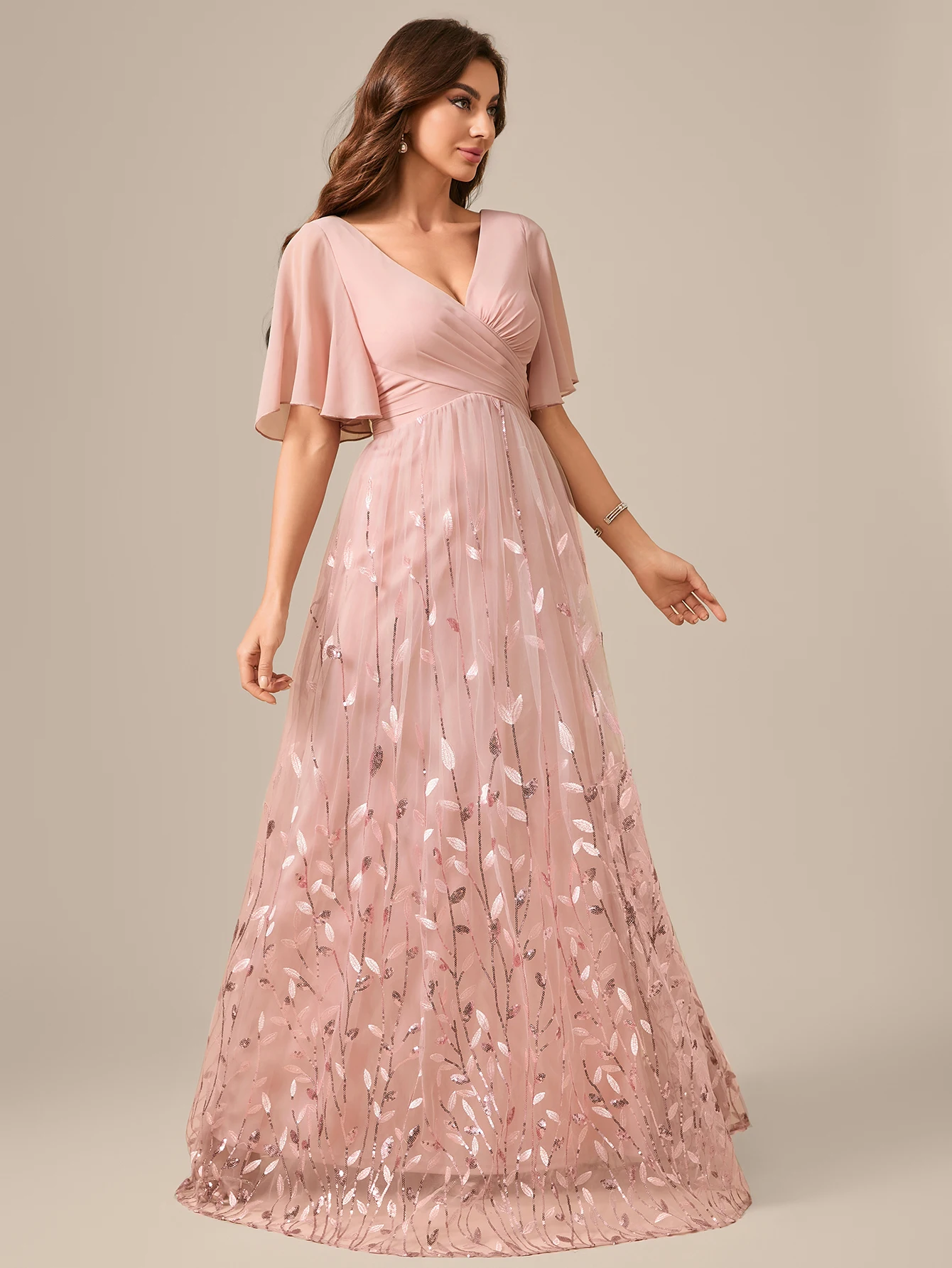 فستان سهرة من UNITHORSE بتصميم عشوائي ورقبة على شكل حرف V وأكمام مزينة بالدانتيل وطيات على شكل أوراق شجر من التل #5