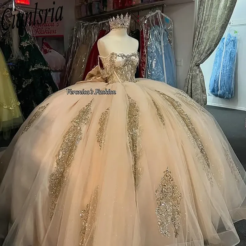 แชมเปญSequined Appliquesลูกไม้ประดับด้วยลูกปัดQuinceanera Ball Gownปิดไหล่โบว์หวาน 15 ปีเม็กซิกันที่กําหนดเอง