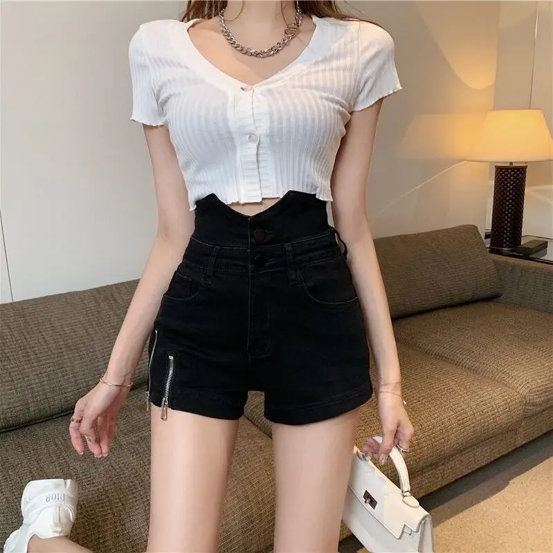 شورت دينم نسائي أبيض نمط كوري جديد عالي الخصر صيفي خفيف الوزن ومتعدد الاستخدامات