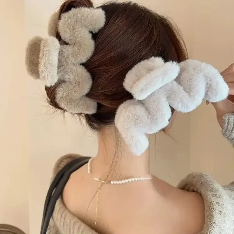 Sweet 14CM Large M Shape Plush Hair Claw Clip Dopamine Crab Hair Clip Shark Clip for Woman Korean Autumn Winter Hair Accessory