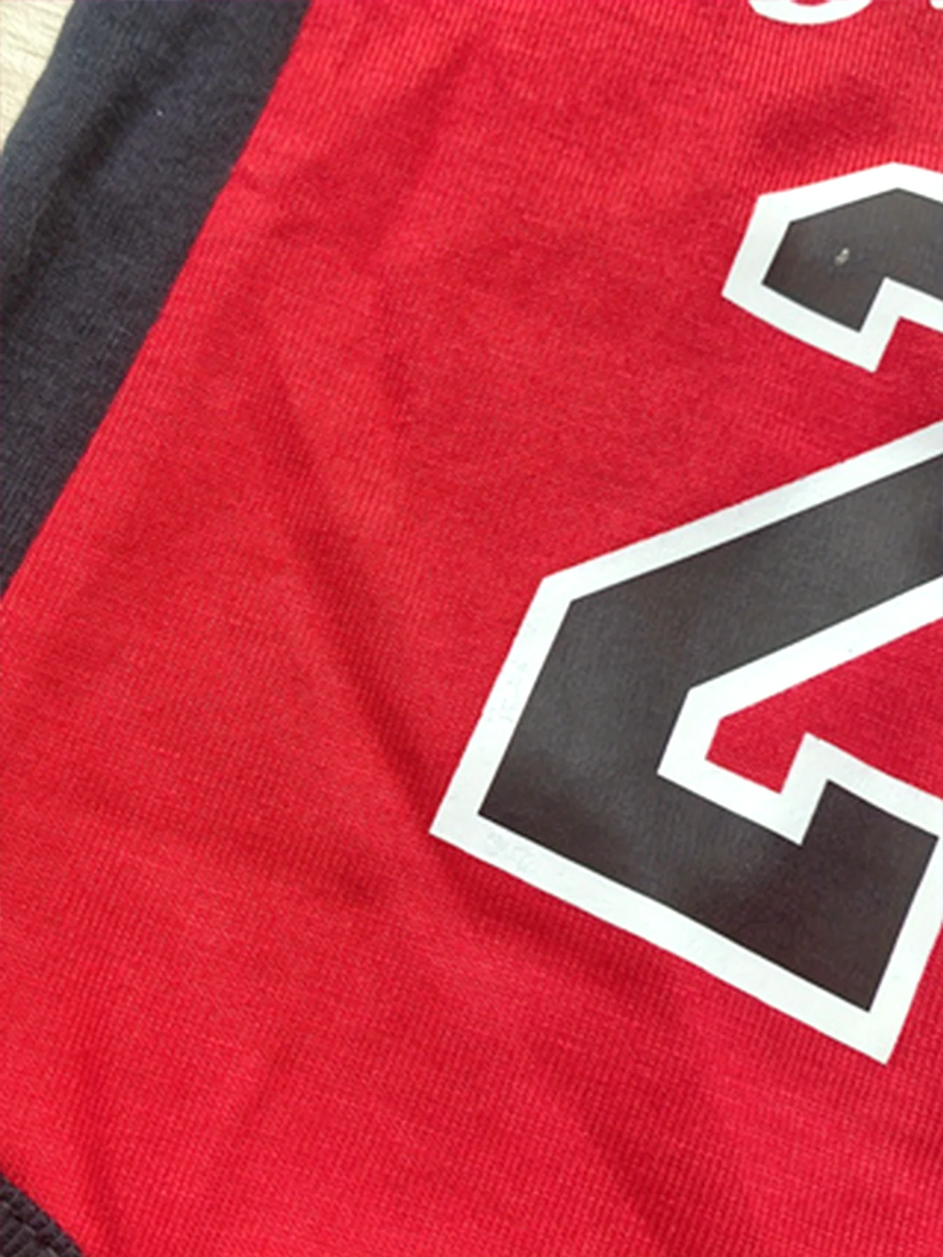 Nein. 23 Rot-weißes, farblich abgesetztes, ärmelloses 3-teiliges Activewear-Set aus Baumwolle für Baby-Jungen – ein lustiges und verspieltes Geschenkset für Fotoshootings – Detail 15