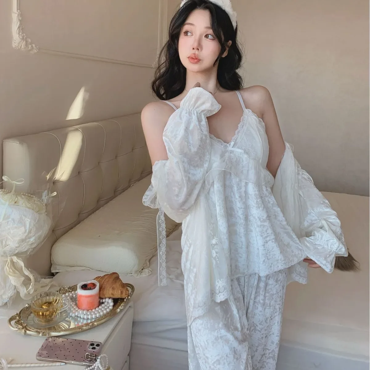 

Autumn and Winter Sexy Velvet Strap Sleepwear Three Piece Set Korean Lace New Sweet Diamond Velvet Home Clothes Set