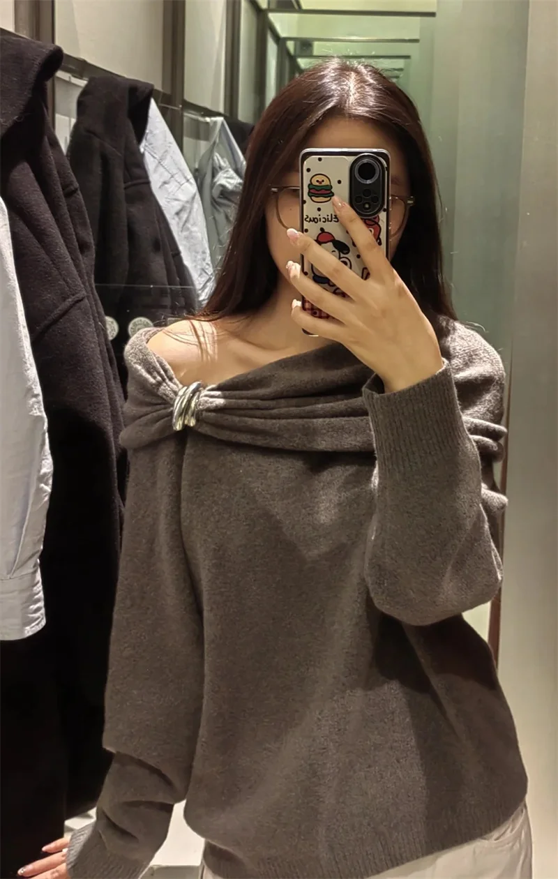 توب نسائي لخريف 2025 وصل حديثًا بلوفر رمادي بأكمام طويلة مكشوف الأكتاف مزين بالمعدن بلوفر متماسك مثير فريد من نوعه