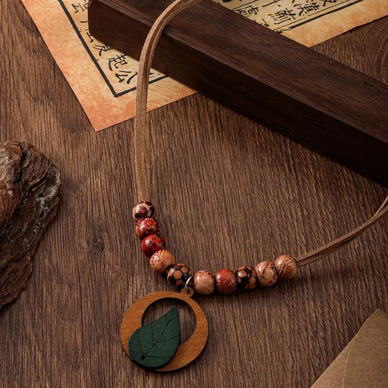 Vintage Hand Made Wood Beads Pendants Necklaces for Women Ethnic Totem Leaf Women\'s Necklace New Fashion Jewelry daily wear