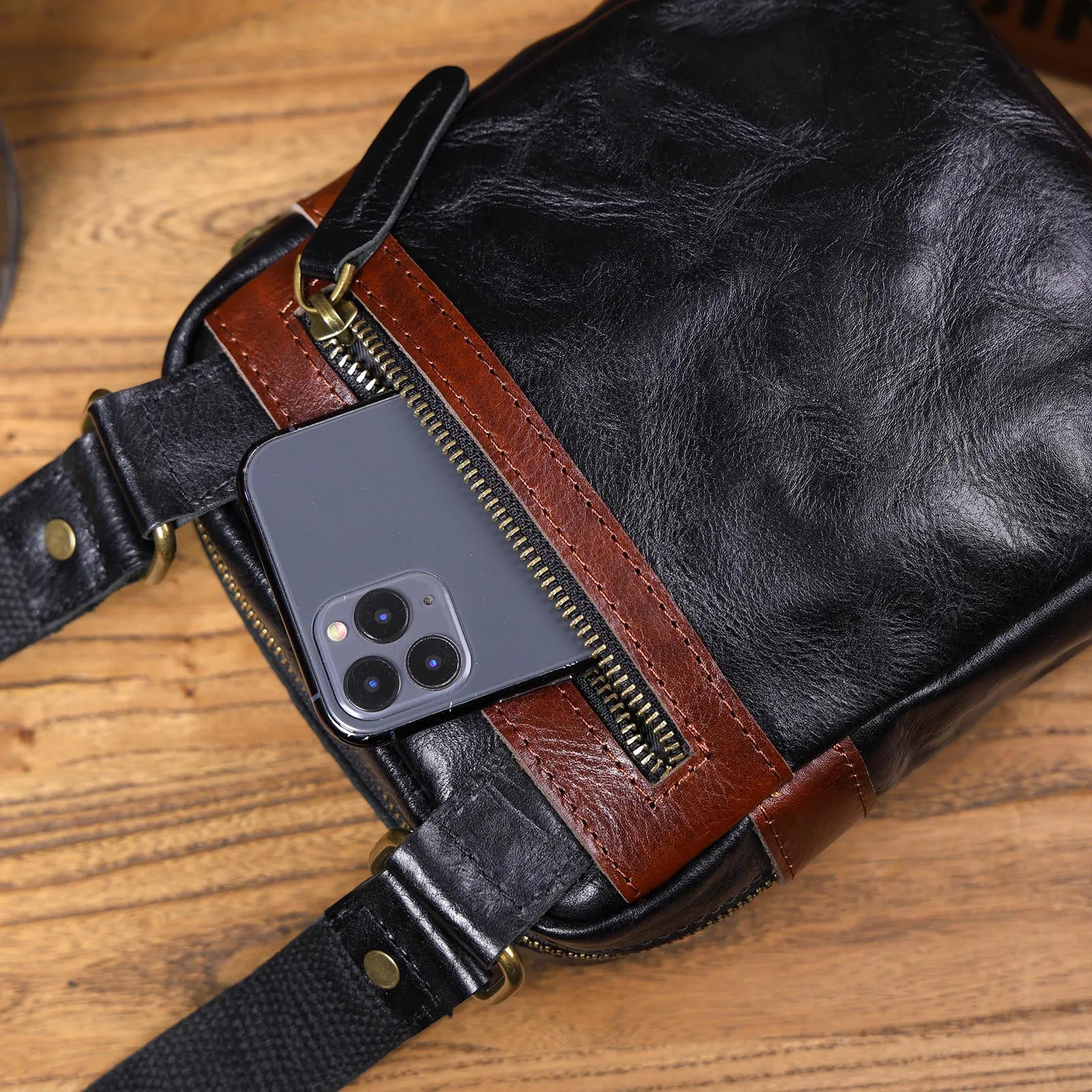 S.WORKER Vollnarbenleder-Umhängetasche für Herren, Vintage-Crossbody-Brusttasche aus pflanzlich gegerbtem Leder – Detail 13