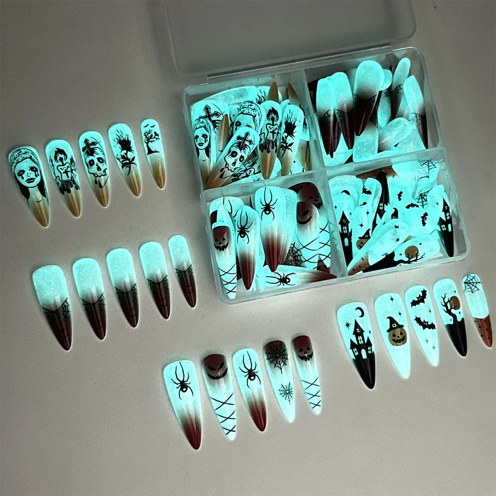96 Stück leuchtende, im Dunkeln glänzende Halloween-Press-On-Nägel in der Form von langen Mandeln, mit 3D-Motiven wie Geistern, Kürbissen und Kreuzen, sowie Totenköpfen, als vollständige Nagelverlängerung für Partys. – Detail 8