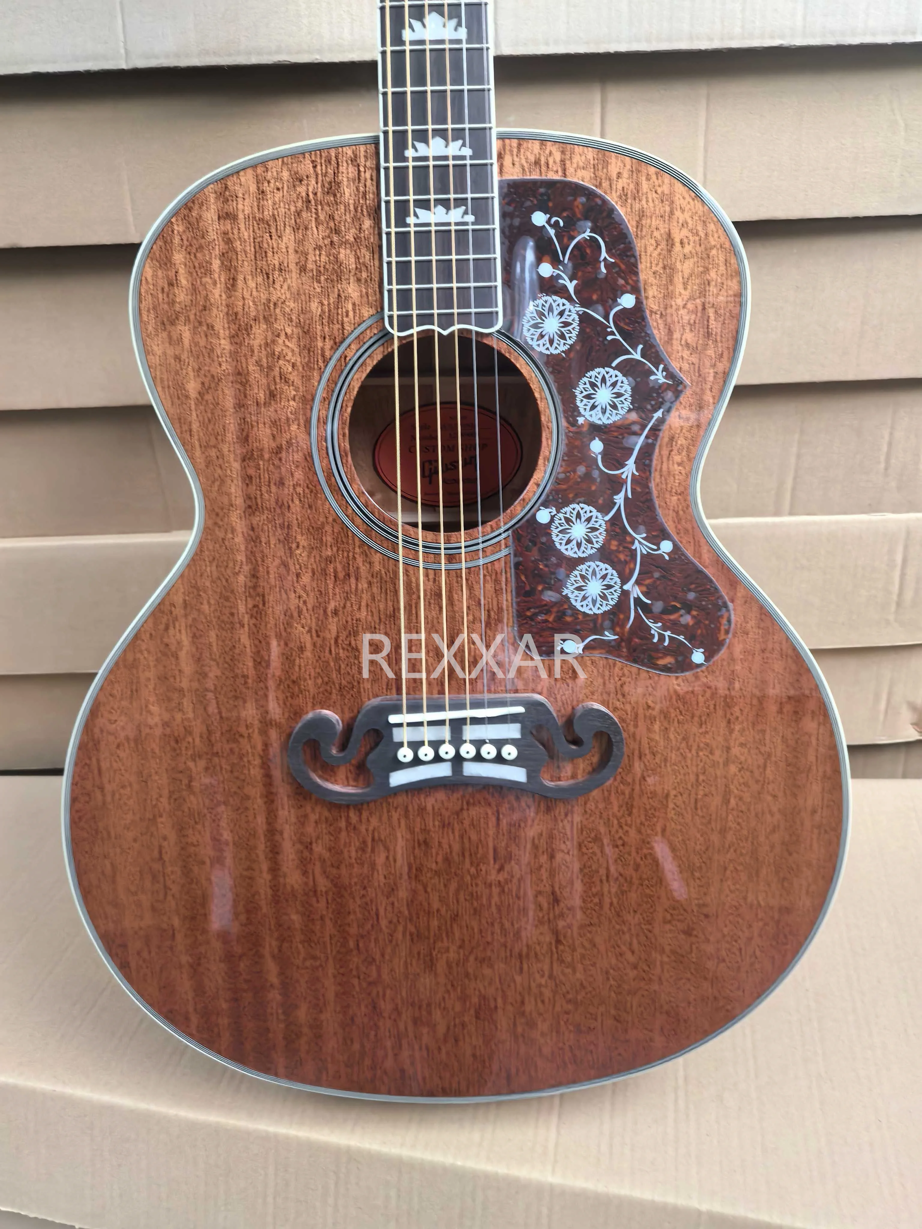 جيتار صوتي J200، لون الخشب الطبيعي، سطح من الخشب الصلب بزهر الخوخ، جانب وخلفي من خشب زهر الخوخ، إكسسوارات ذهبية، EQ i #6