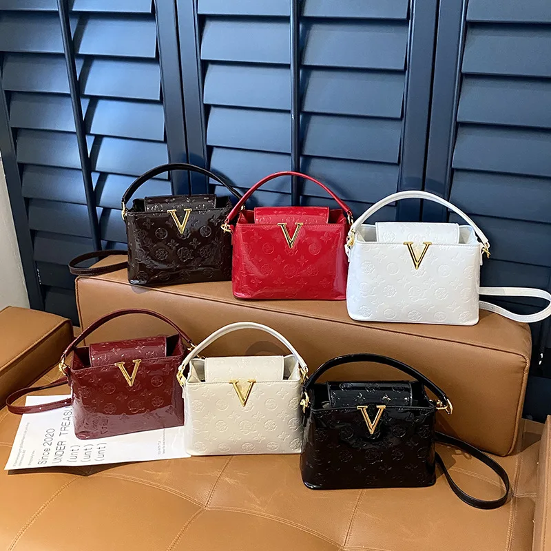 

Дизайнерская сумка через плечо для женщин 2025 с тиснением через плечо, многосторонняя сумка для переноски, мягкий модный эстетичный шикарный рюкзак