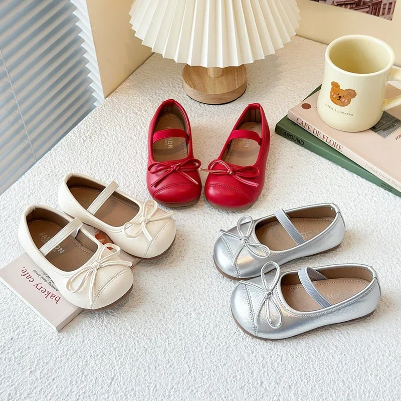 

Универсальная детская кожаная обувь принцессы однотонного цвета для девочек, нескользящая обувь на мягкой подошве, новинка 2025, детские туфли без шнуровки на плоской подошве с простыми бантиками